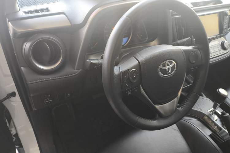 Used Toyota RAV4 2015 2.5L Automatic 4x4 Elite Edition Interior 3