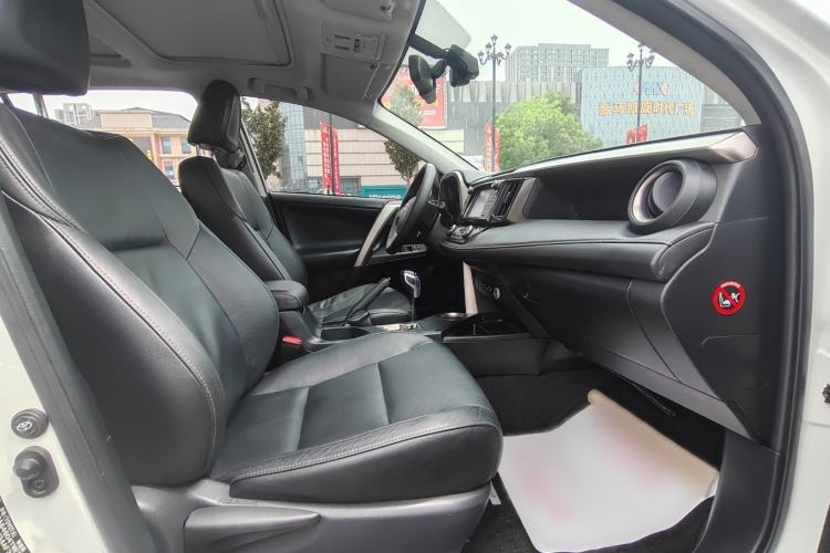Used Toyota RAV4 2015 2.5L Automatic 4x4 Elite Edition Interior 3