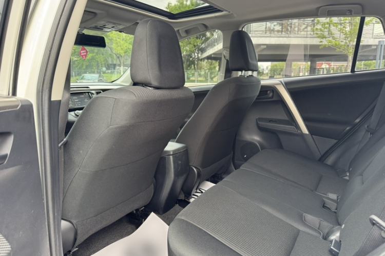 Used Toyota RAV4 2015 2.0L CVT Two-Wheel Drive Fashion Edition Interior 3