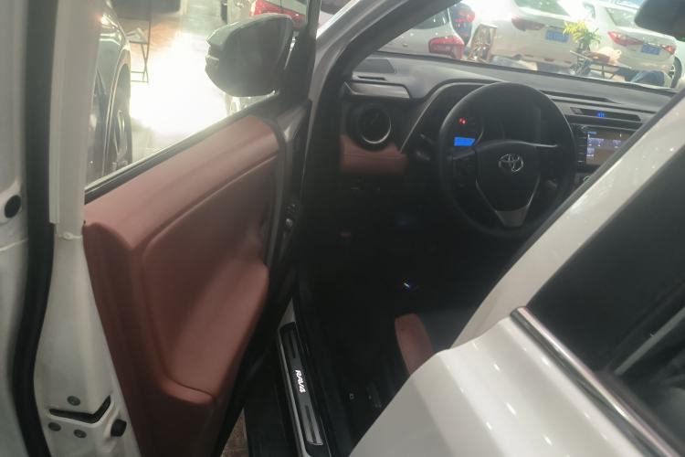 Used Toyota RAV4 2015 2.5L Automatic 4x4 Elite Edition Interior 3