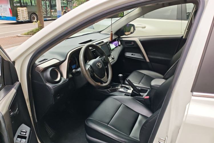Used Toyota RAV4 2015 2.0L CVT Two-Wheel Drive Fashion Edition Interior 3