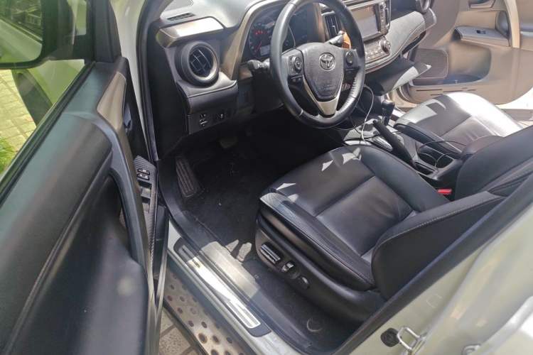 Used Toyota RAV4 2015 2.5L Automatic 4x4 Elite Edition Interior 3
