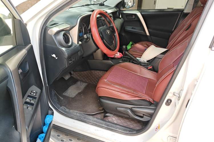 Used Toyota RAV4 2015 2.0L CVT Two-Wheel Drive Fashion Edition Interior 3