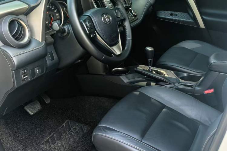 Used Toyota RAV4 2015 2.5L Automatic 4x4 Elite Edition Interior 3