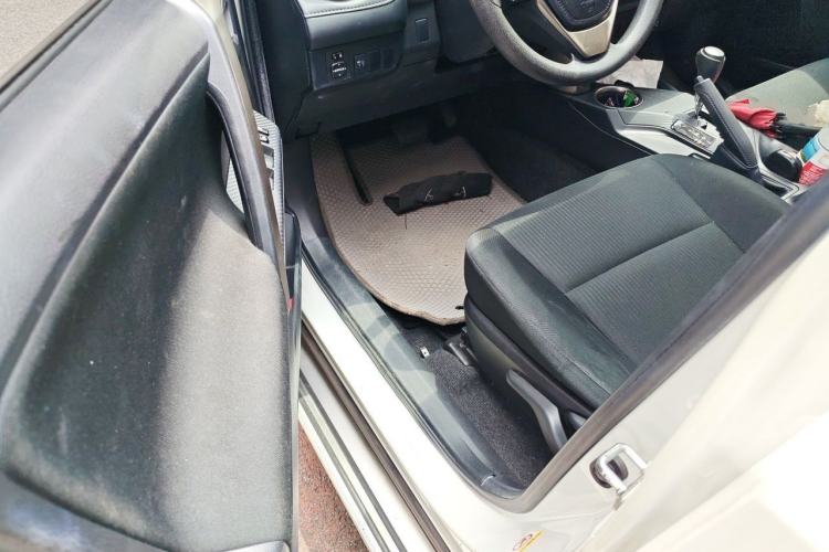 Used Toyota RAV4 2015 2.0L CVT Two-Wheel Drive Fashion Edition Interior 3