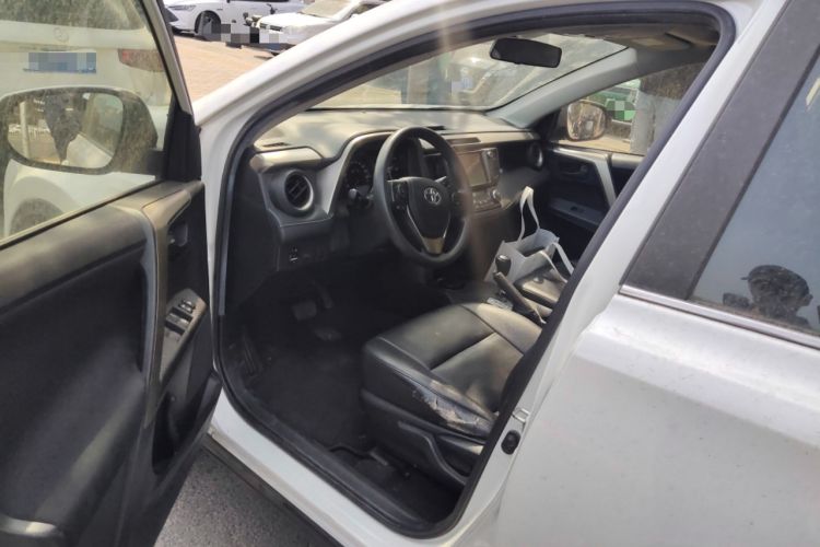 Used Toyota RAV4 2015 2.0L CVT Two-Wheel Drive Fashion Edition Interior 3