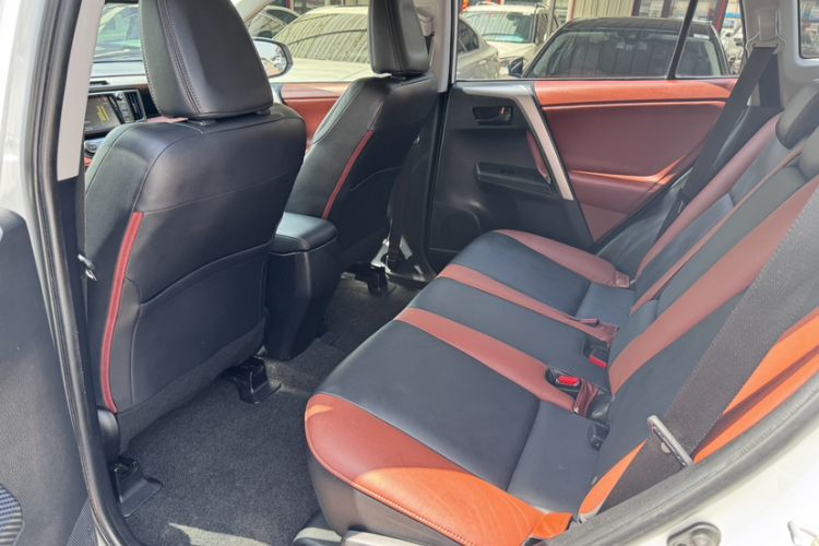 Used Toyota RAV4 2015 2.5L Automatic 4x4 Elite Edition Interior 3