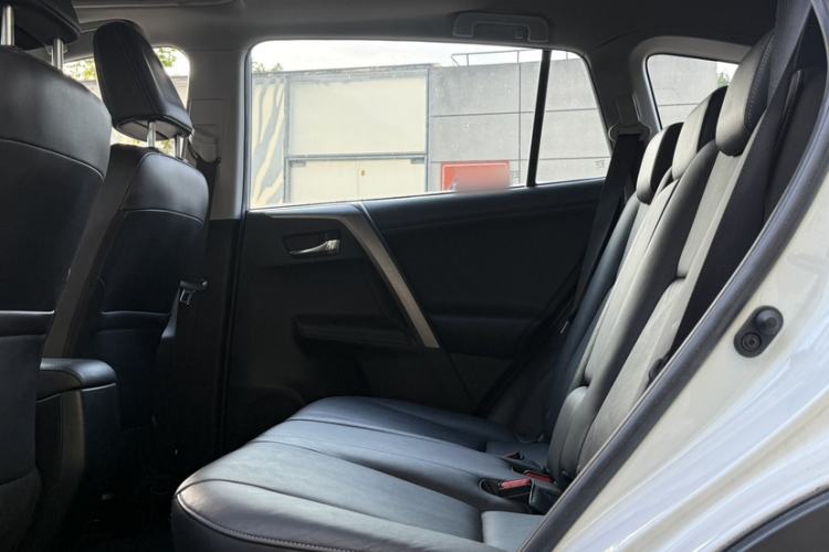 Used Toyota RAV4 2015 2.0L CVT Four-Wheel Drive New Edition Interior 3