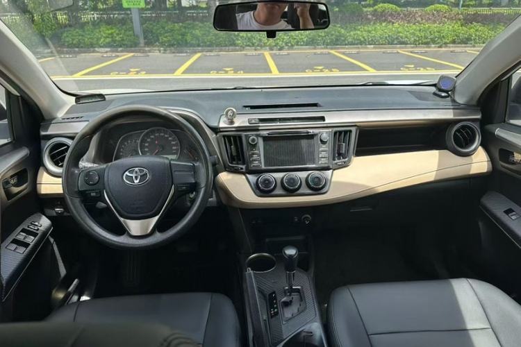 Used Toyota RAV4 2015 2.0L CVT Two-Wheel Drive Urban Edition Interior 3