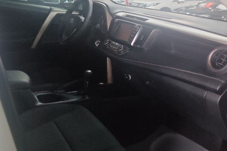 Used Toyota RAV4 2015 2.0L CVT Two-Wheel Drive Fashion Edition Interior 3