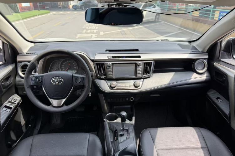 Used Toyota RAV4 2015 2.0L CVT Two-Wheel Drive Fashion Edition Interior 3