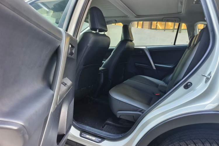 Used Toyota RAV4 2015 2.5L Automatic 4x4 Elite Edition Interior 3