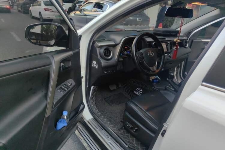 Used Toyota RAV4 2015 2.0L CVT Four-Wheel Drive New Edition Interior 3