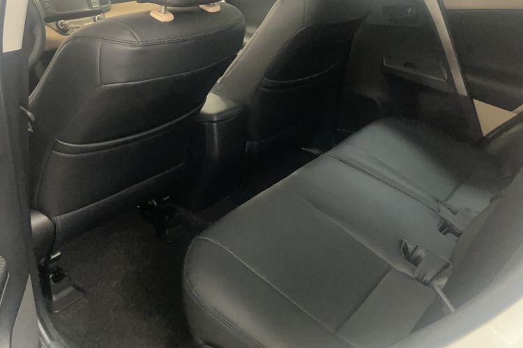 Used Toyota RAV4 2015 2.0L CVT Two-Wheel Drive Fashion Edition Interior 4