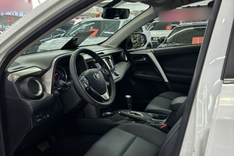 Used Toyota RAV4 2015 2.0L CVT Four-Wheel Drive New Edition Interior 4