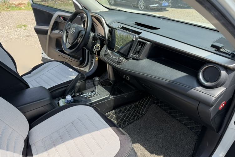 Used Toyota RAV4 2015 2.0L CVT Two-Wheel Drive Fashion Edition Interior 4