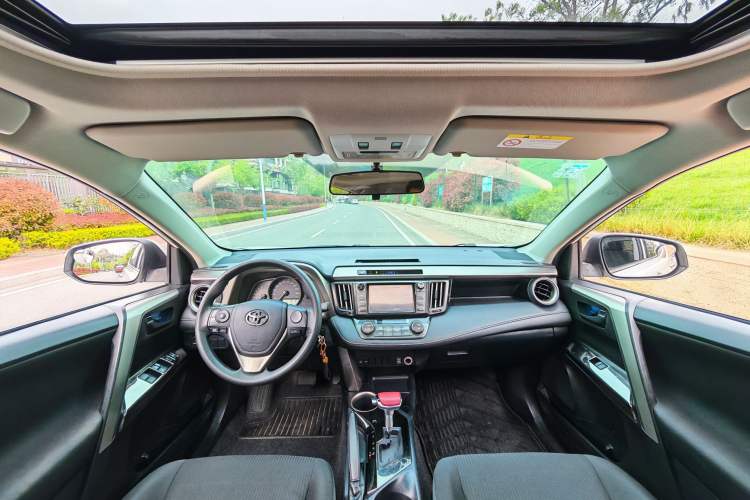 Used Toyota RAV4 2015 2.0L CVT Two-Wheel Drive Fashion Edition Interior 4