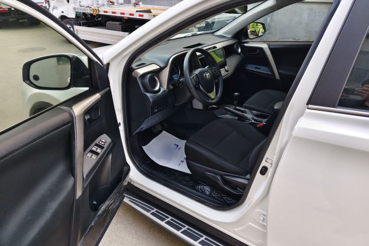 Used Toyota RAV4 2015 2.0L CVT Two-Wheel Drive Fashion Edition Interior 4