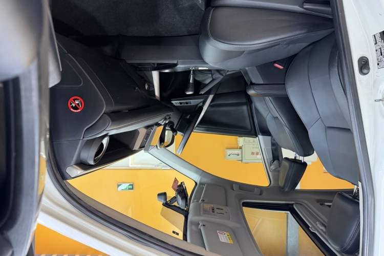 Used Toyota RAV4 2015 2.5L Automatic 4x4 Elite Edition Interior 4