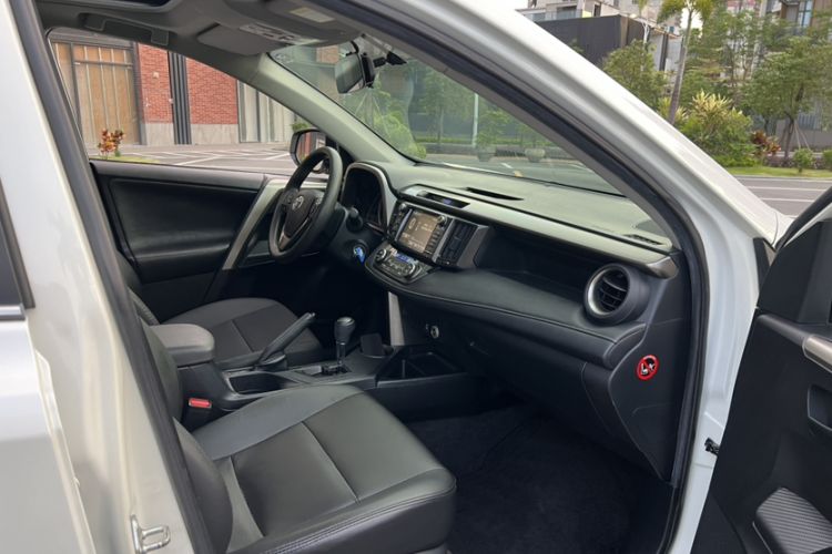 Used Toyota RAV4 2015 2.0L CVT Two-Wheel Drive Fashion Edition Interior 4