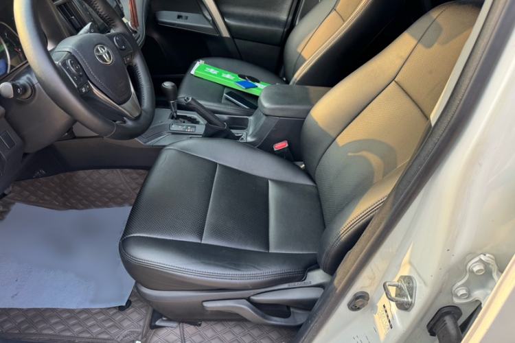 Used Toyota RAV4 2015 2.0L CVT Two-Wheel Drive Fashion Edition Interior 4