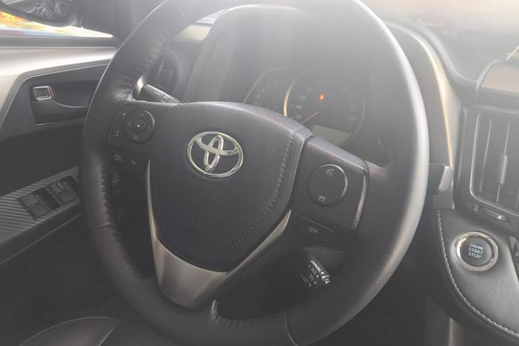 Used Toyota RAV4 2015 2.5L Automatic 4x4 Elite Edition Interior 4
