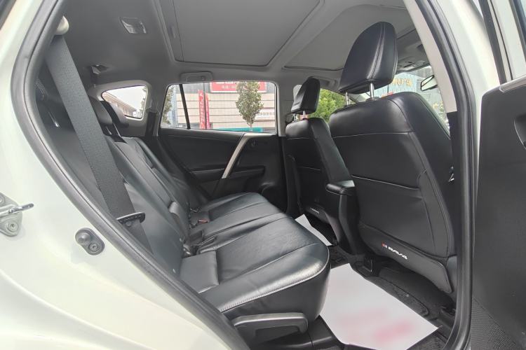 Used Toyota RAV4 2015 2.5L Automatic 4x4 Elite Edition Interior 4
