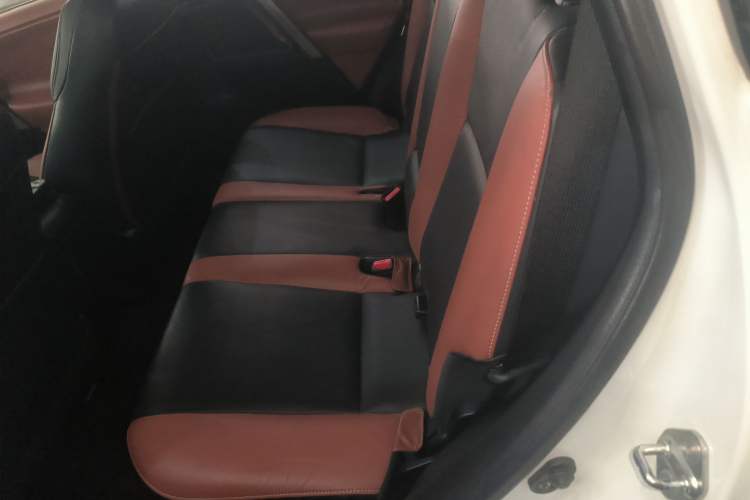 Used Toyota RAV4 2015 2.5L Automatic 4x4 Elite Edition Interior 4