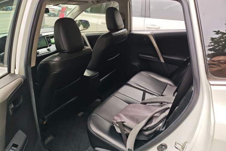 Used Toyota RAV4 2015 2.0L CVT Two-Wheel Drive Fashion Edition Interior 4