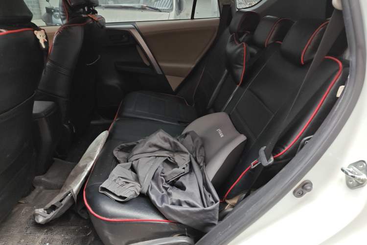 Used Toyota RAV4 2015 2.0L CVT Two-Wheel Drive Urban Edition Interior 4