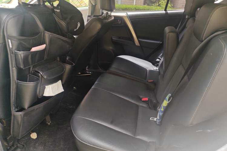 Used Toyota RAV4 2015 2.5L Automatic 4x4 Elite Edition Interior 4