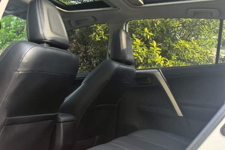 Used Toyota RAV4 2015 2.5L Automatic 4x4 Elite Edition Interior 4