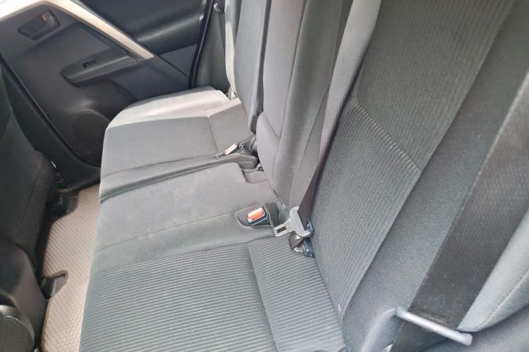 Used Toyota RAV4 2015 2.0L CVT Two-Wheel Drive Fashion Edition Interior 4