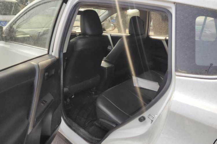 Used Toyota RAV4 2015 2.0L CVT Two-Wheel Drive Fashion Edition Interior 4