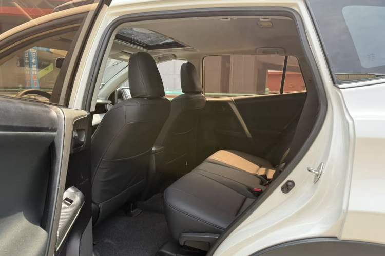 Used Toyota RAV4 2015 2.0L CVT Two-Wheel Drive Fashion Edition Interior 4