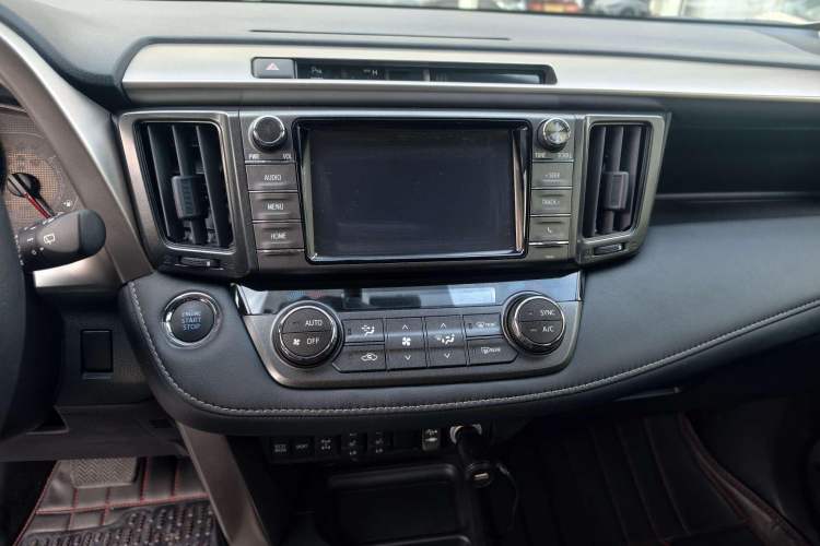 Used Toyota RAV4 2015 2.5L Automatic 4x4 Elite Edition Interior 5