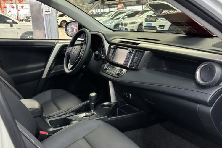 Used Toyota RAV4 2015 2.0L CVT Four-Wheel Drive New Edition Interior 5
