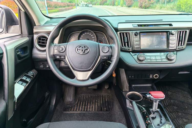 Used Toyota RAV4 2015 2.0L CVT Two-Wheel Drive Fashion Edition Interior 5