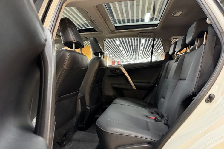 Used Toyota RAV4 2015 2.5L Automatic 4x4 Elite Edition Interior 5