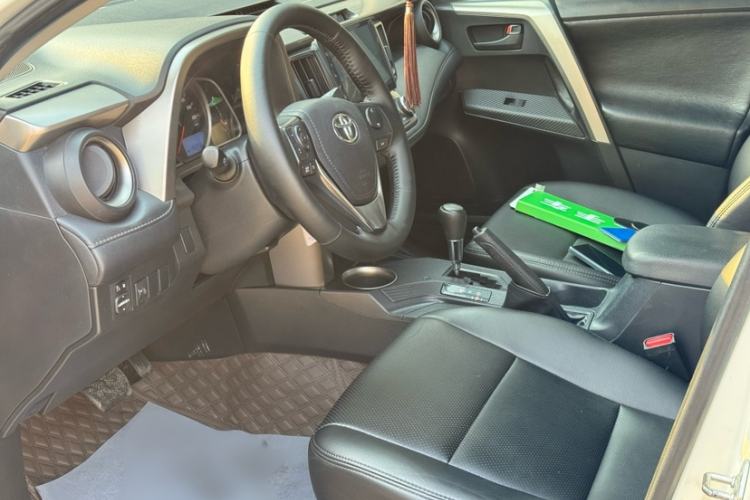 Used Toyota RAV4 2015 2.0L CVT Two-Wheel Drive Fashion Edition Interior 5