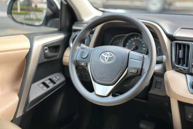Used Toyota RAV4 2015 2.0L CVT Two-Wheel Drive Urban Edition Interior 5