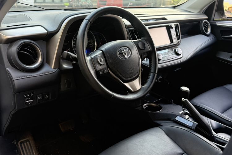 Used Toyota RAV4 2015 2.0L CVT Four-Wheel Drive New Edition Interior 5