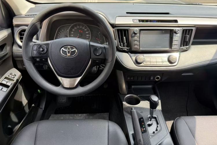 Used Toyota RAV4 2015 2.0L CVT Two-Wheel Drive Fashion Edition Interior 5
