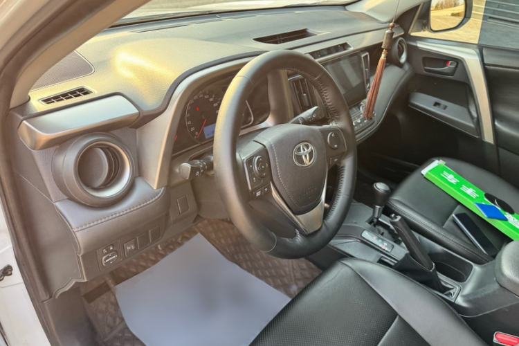 Used Toyota RAV4 2015 2.0L CVT Two-Wheel Drive Fashion Edition Interior 6