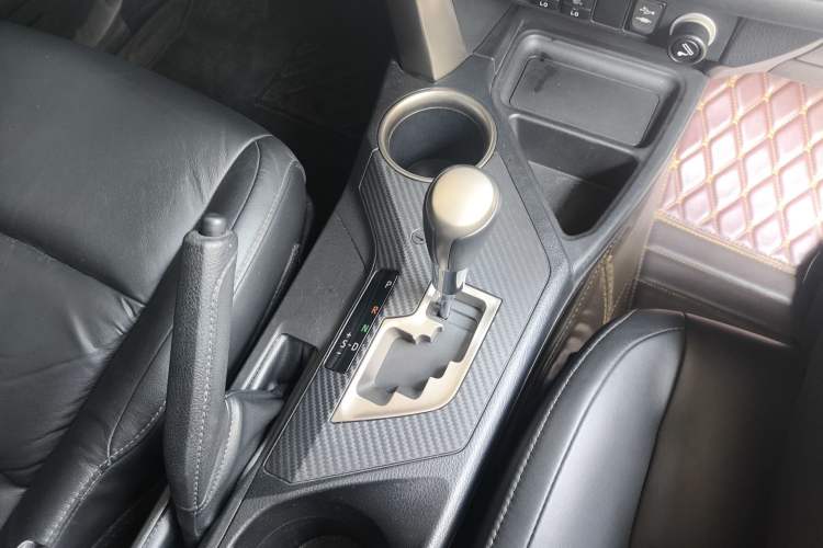 Used Toyota RAV4 2015 2.5L Automatic 4x4 Elite Edition Interior 6