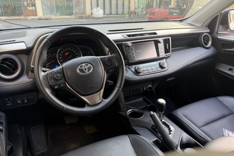 Used Toyota RAV4 2015 2.0L CVT Four-Wheel Drive New Edition Interior 6