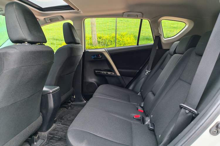 Used Toyota RAV4 2015 2.0L CVT Two-Wheel Drive Fashion Edition Interior 7