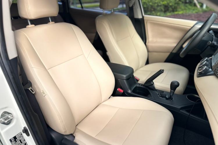 Used Toyota RAV4 2015 2.0L CVT Two-Wheel Drive Urban Edition Interior 7