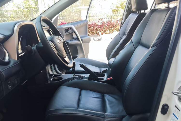 Used Toyota RAV4 2015 2.5L Automatic 4x4 Elite Edition Interior 7