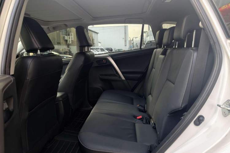 Used Toyota RAV4 2015 2.5L Automatic 4x4 Elite Edition Interior 8